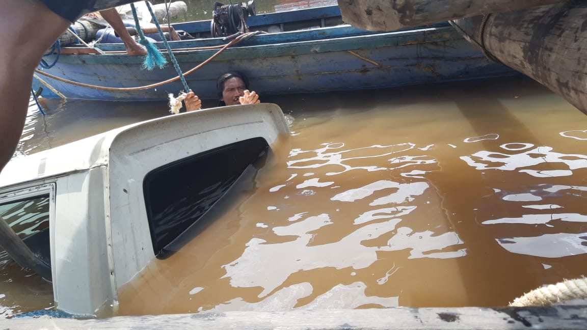 Insiden Penyeberangan Kapal Fery di Pulang Pisau, Mobil Pedagang Beras Tercebur di DAS Kahayan