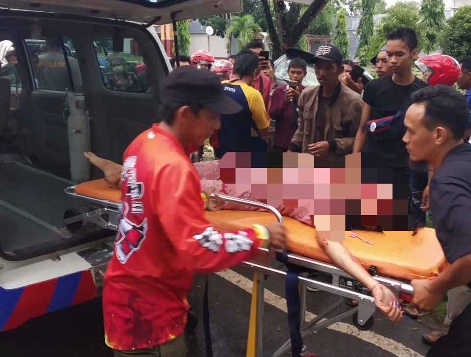 Mobil Travel Hantam Pohon di Pinggir Jalan, Satu Penumpang Tewas Ditempat