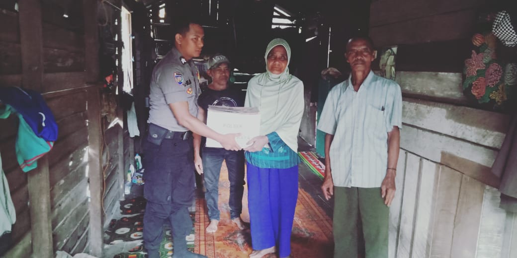 Wujudkan Polisi Peduli, Polsek Jabiren Raya Bantu Warga Kurang Mampu di Desa Sakakajang