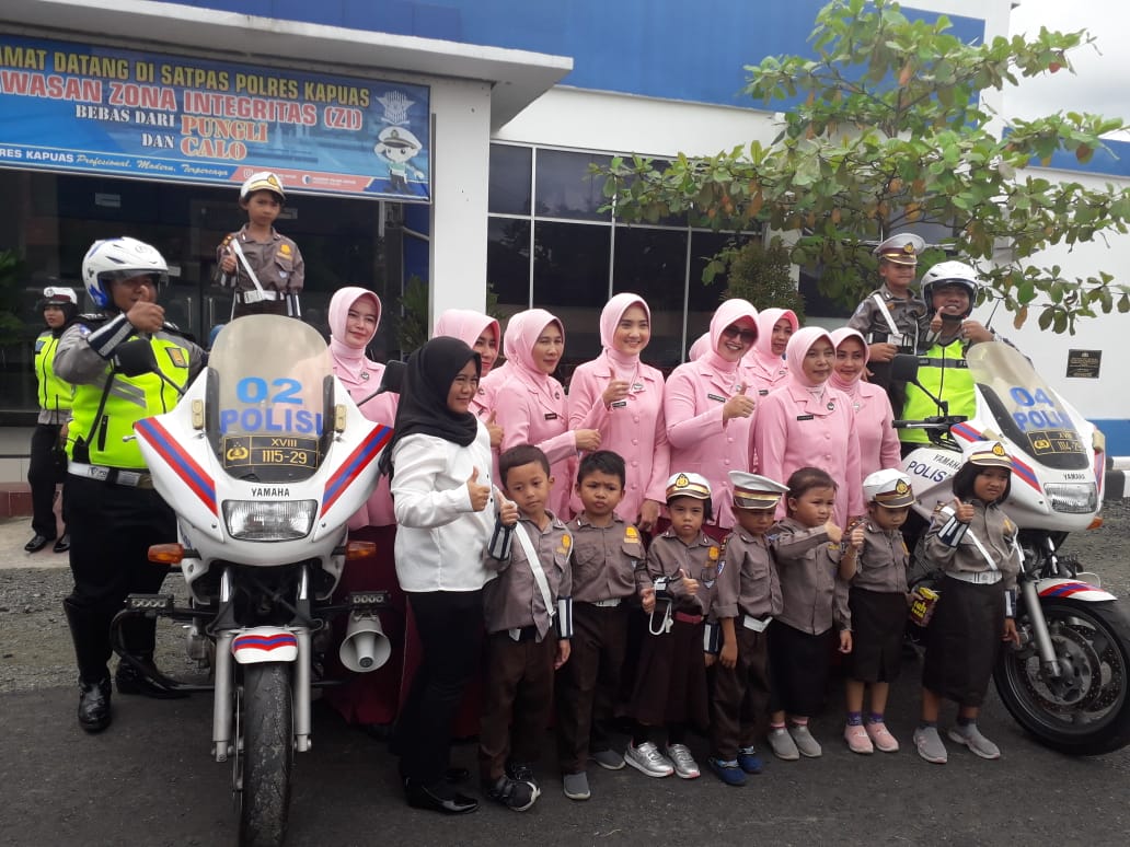 Satlantas Polres Kapuas Berikan Edukasi Terkait Rambu Lalu Lintas Kepada Anak TK Bhayangkari