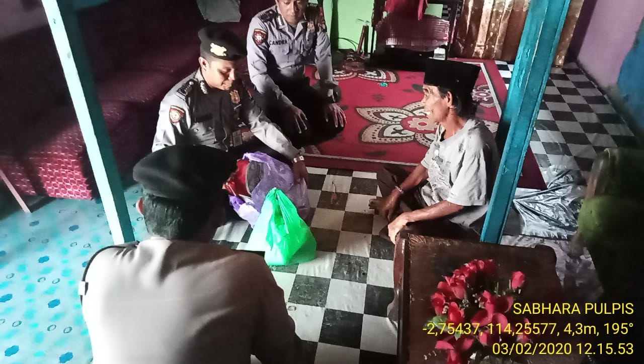 Sat Sabhara Polres Pulpis Bantu Kakek dan Anak Yatim Piatu Korban Feri Tenggelam