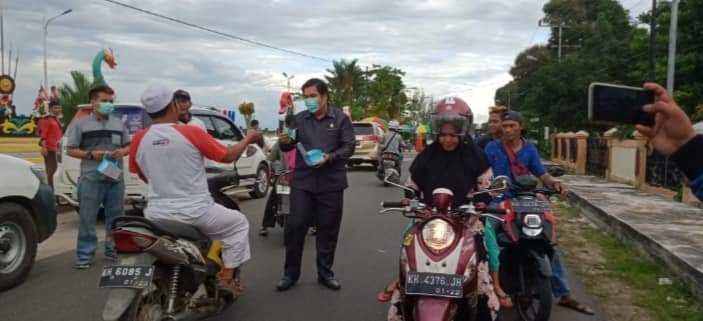 Anggota DPRD Pulpis Bagikan Masker Gratis Dan Lakukan Penyemprotan Disinfektan Kesejumlah Desa