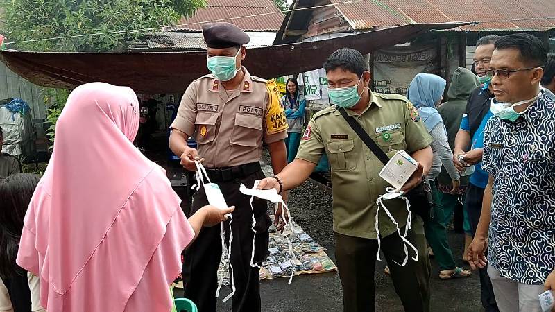 Cegah Covid-19, Polsek Jabiren Raya Bagikan Masker Gratis