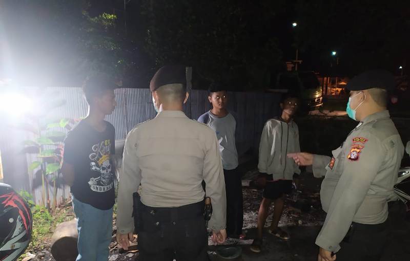 Cegah Corona, Polsek Kahayan Hilir Bubarkan Warga Nongkrong di Komplek Perkantoran dan Depan Stadion