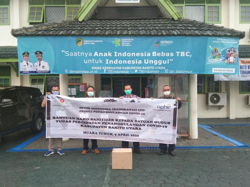 Cegah Covid-19, SKK Migas – OPHIR Serahkan Bantuan Hand Sanitizer di Barito Utara
