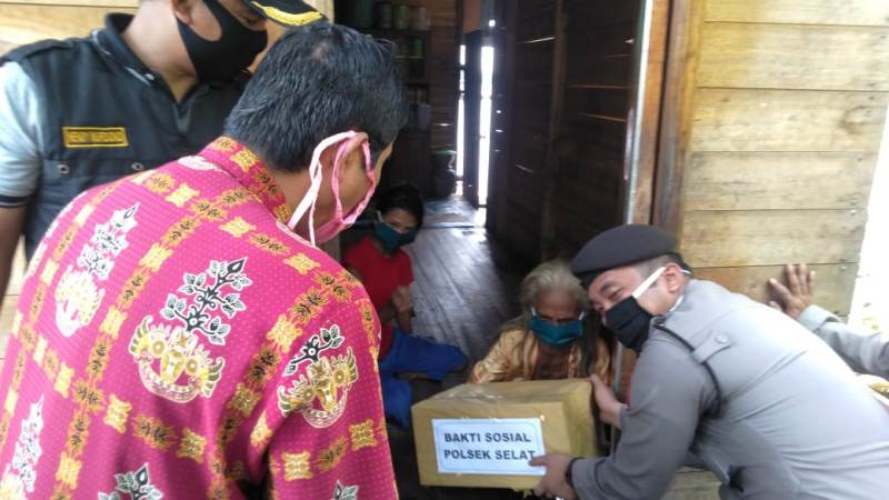 Ditengah Pandemi COVID-19, TNI-Polri Bagi Sembako Kepada Warga Tidak Mampu