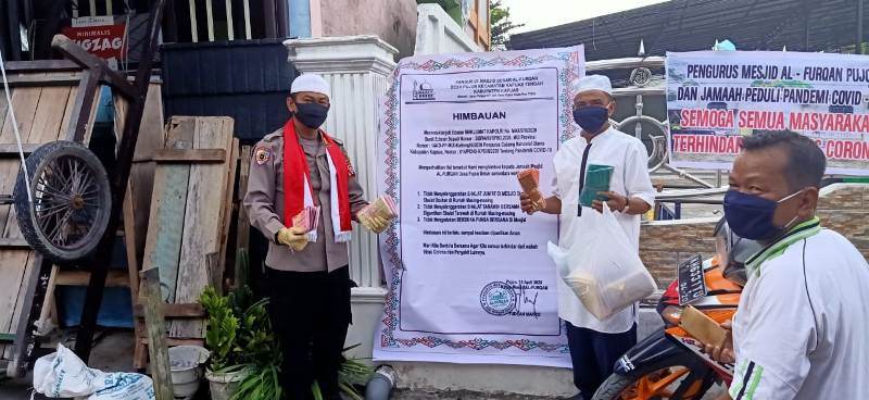 Polsek Kapuas Tengah Dampingi Panitia Masjid Al-Furqan Desa Pujon Bagikan Masker
