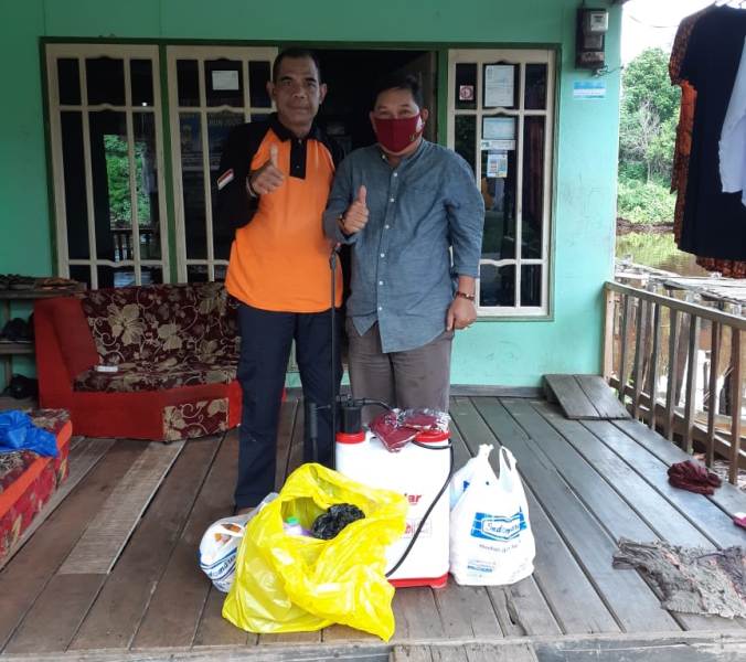 H. Darwandie Beri Bantuan kepada Petugas Posko COVID-19