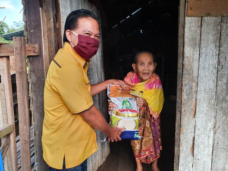 Lagi, Algrin Gasan Berikan Bantuan Beras Kepada Warga Kurang Mampu