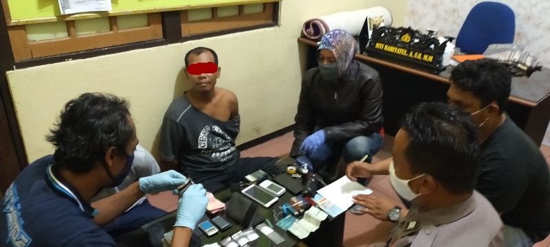 Apes! Saat Diperiksa di Posko COVID-19 Warga Banjarmasin Ini Kedapatan Bawa Sabu