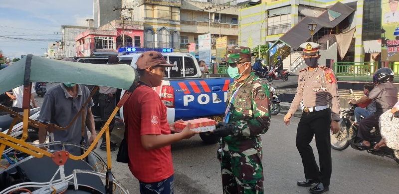 Lagi, Dandim 1012 Buntok Bersama Kapolres Bagi Takjil Berbuka Puasa Kepada Abang Becak dan Ojek