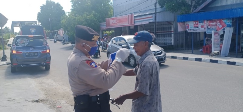 Cegah Penyebaran COVID-19, Satbinmas Polres Barito Selatan Berikan Imbauan dan Bagikan Masker