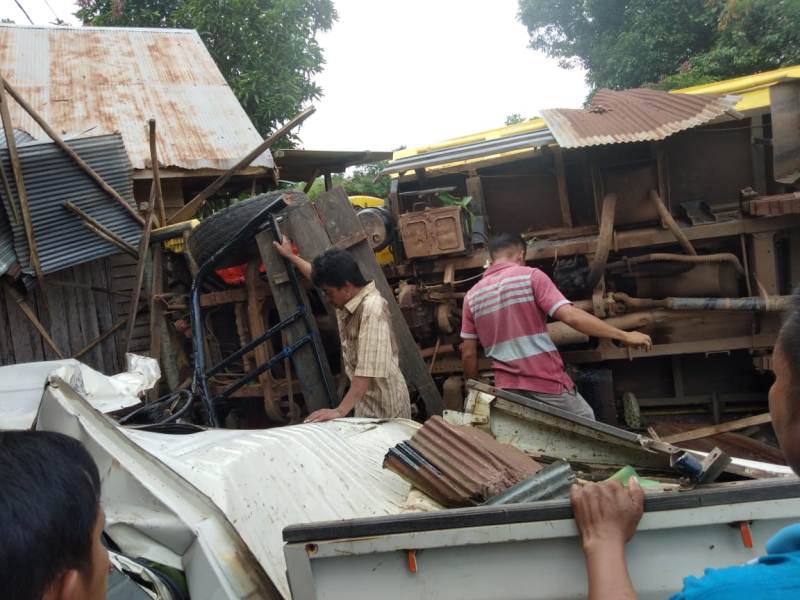 Astaga!!! Truk Seruduk Kios BBM dan Pickup Hingga Rumah Warga