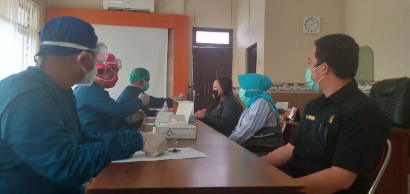 Puluhan Anggota Pansus COVID-19 Pulang Pisau di Rapid Test