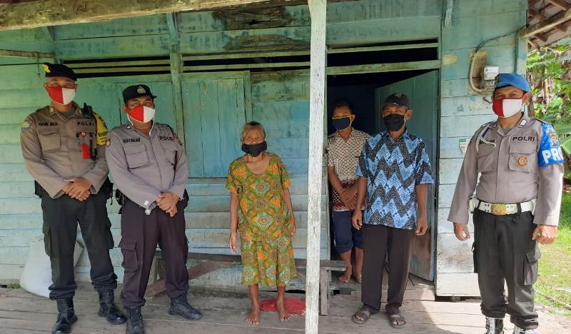 Lagi, Polsek Kahayan Hilir Bantu Sembako Nenek Usia 75 Tahun