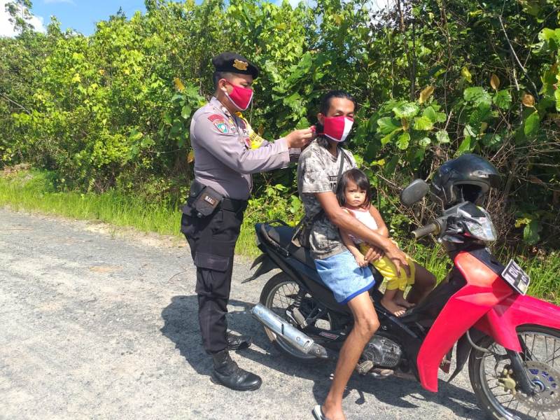 Cegah COVID-19, Pospol Mintin Sambang Warga Berikan Masker