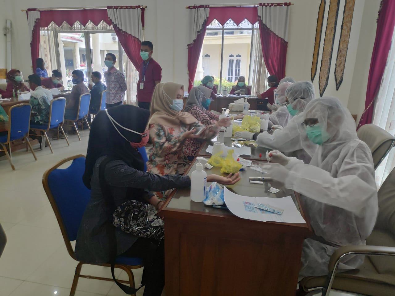 Sebanyak 99 pegawai pada DPRD Barito Selatan jalani tes cepat COVID-19
