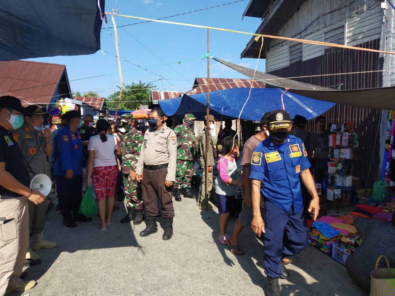 Cegah COVID-19, Polsek Jabiren Raya Edukasi Pedagang dan Pembeli Pasar Mingguan