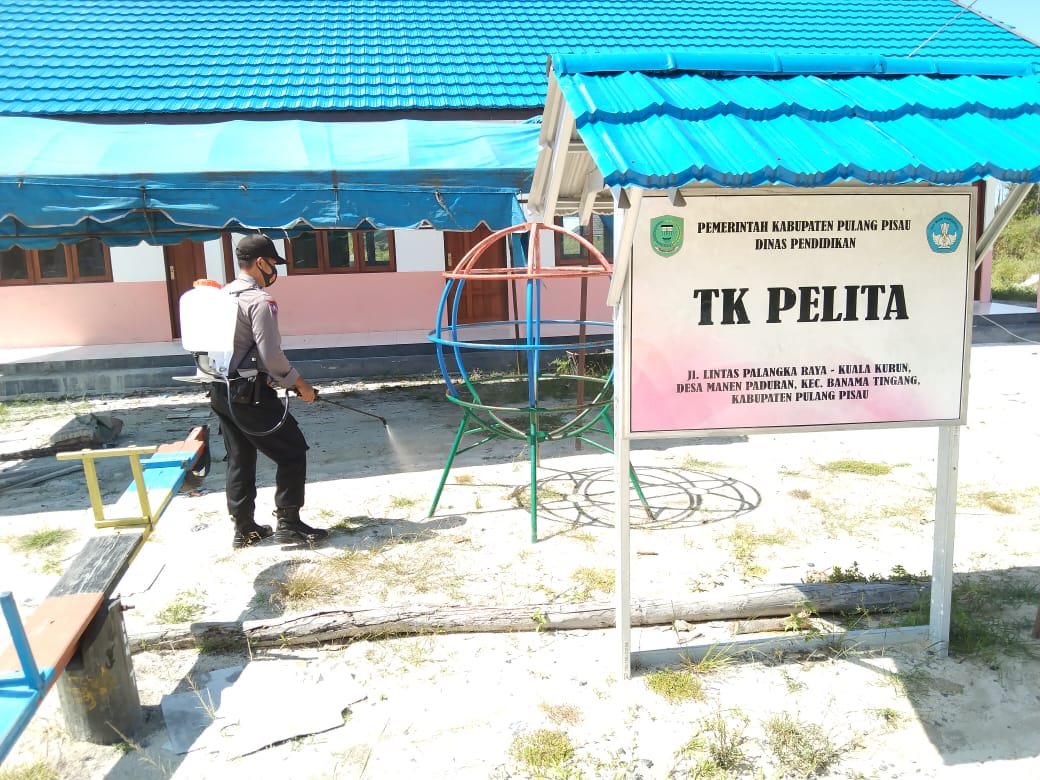 Cegah COVID-19, Polsek Banama Tingang Semprot Desinfektan di Sekolah TK Manen Paduran
