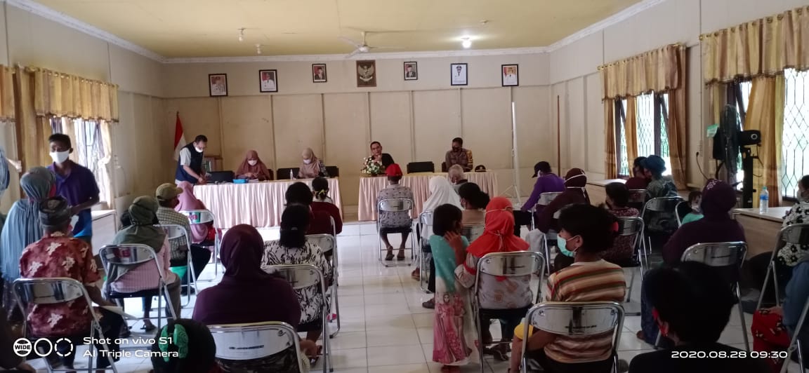 Kapolsek Jabiren Raya dan Camat Jabiren Raya Pantau Penyaluran BLT Tahap 4 dan 5