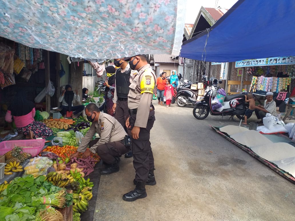 Cegah COVID-19, Polsek Jabiren Raya Terus Sosialisasikan Protokol Kesehatan di Pasar Mingguan