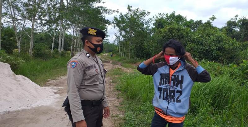 Cegah Covid-19, Polsek Kahayan Hilir Tegur Masyarakat Tak Pakai Masker