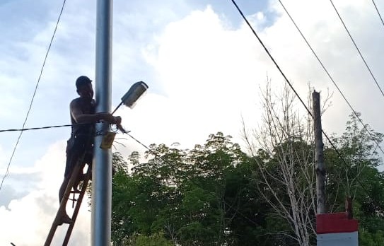Terangi Kampung, Pemdes Baruang Pasang Lampu Jalan di 27 Titik