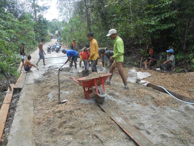 Desa Baruang Lanjutkan Pembangunan Jalan Cor Beton ‘Wungkur Ledi’ Sepanjang 55 Meter