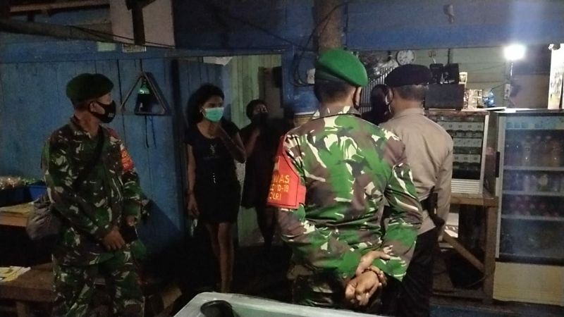 Cegah Penyebaran COVID-19, Tim Operasi Aman Nusa II TNI-Polri Patroli Malam