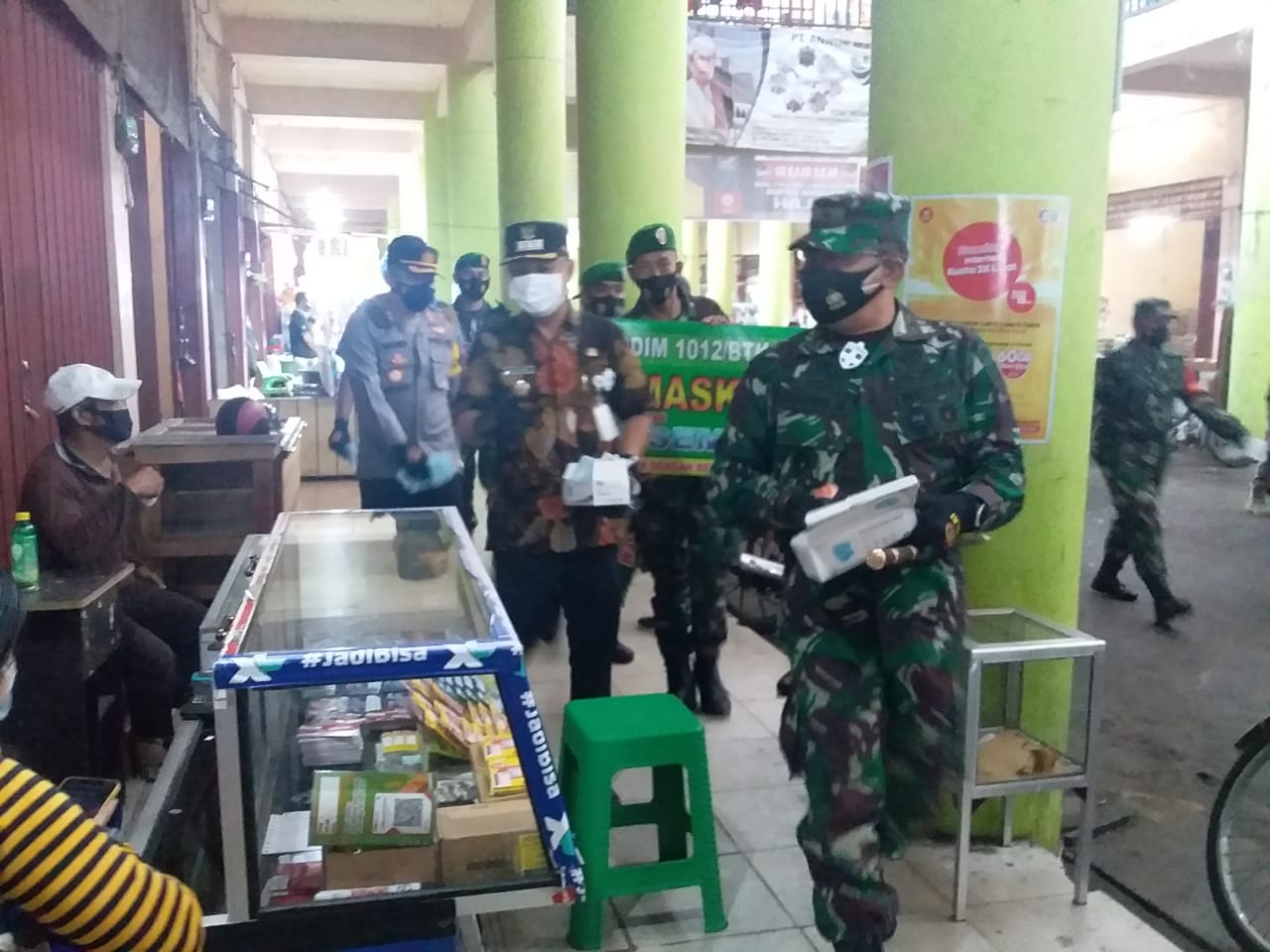 Danrem 102 PJG bagikan masker kepada masyarakat Barsel