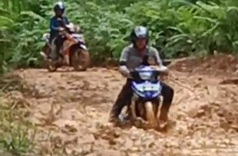 Legislator Ini Minta DPUPR Perbaiki Jalan Rusak Parah Menuju Desa Panaen
