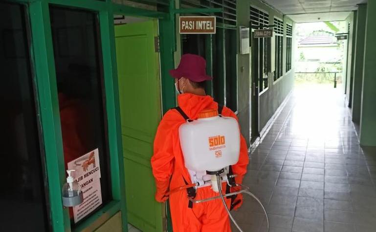 Cegah Covid-19, Satgas Internal Gandeng BPBD Semprot Makodim 1013/Mtw