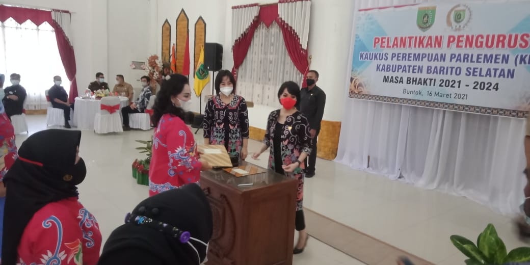 Ensilawatika Wijaya dilantik menjadi Ketua Kaukus perempuan parlemen Barito Selatan