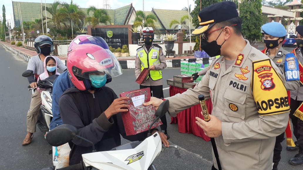 Sambil bagikan takjil, Kapolres Pulang Pisau imbau warga taati lalulintas dan prokes