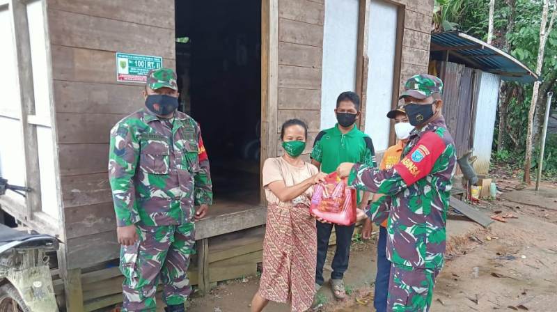 Koramil 1012-05/Hayaping Bagi Sembako Kepada Warga Kurang Mampu