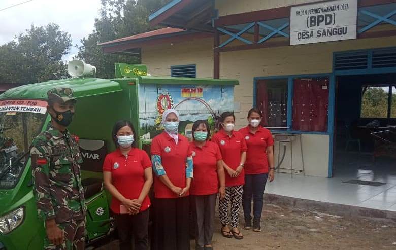Si ‘Komos’ Keliling Desa Ajak Warga Gemar Membaca dan Sosialisasi Prokes