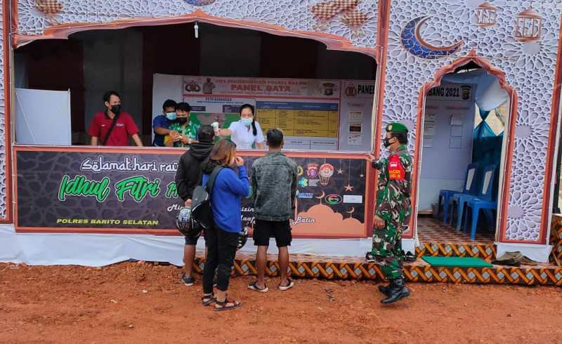 Anggota Koramil 1012-12/Tabak Kanilan Bantu Pengamanan di Pos Sekat Desa Patas I