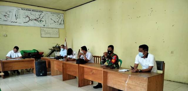 Babinsa Hayaping Kawal Pembagian BLT-DD