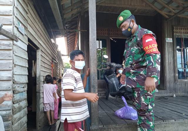 Koramil 1012-10/Kota Bagikan Sembako dan Masker Kepada Purnawirawan, Warakawuri dan Masyarakat