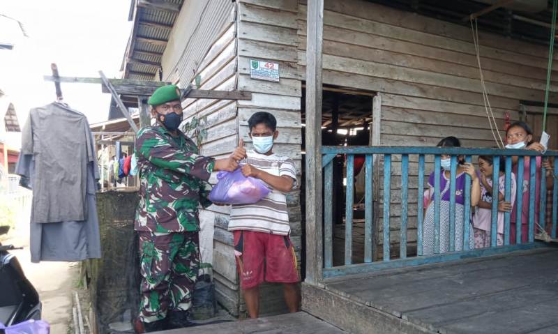 Koramil 1012-10/Kota Bagi Sembako dan Masker Kepada Pensiunan,Warakawuri, dan Masyarakat Kurang Mampu