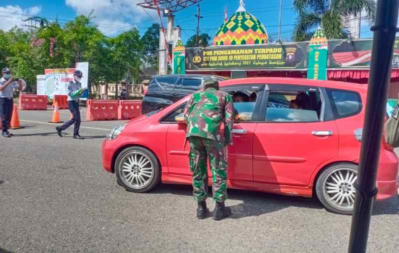 Personel Koramil 1012-04/Tamiang Layang Berjaga di Pos Sekat Perbatasan Bartim