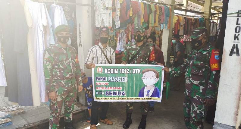 Koramil 1012-08/Mangkatip Gelar Operasi Yustisi di Pasar