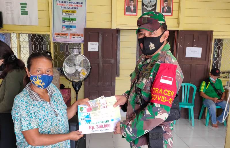 Babinsa Kawal Pembagian BLT-DD di Desa Gagutur