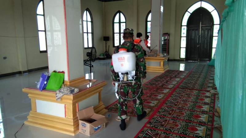 Koramil 1012-04/Tlg Semprot Disinfektan di Sejumlah Rumah Ibadah