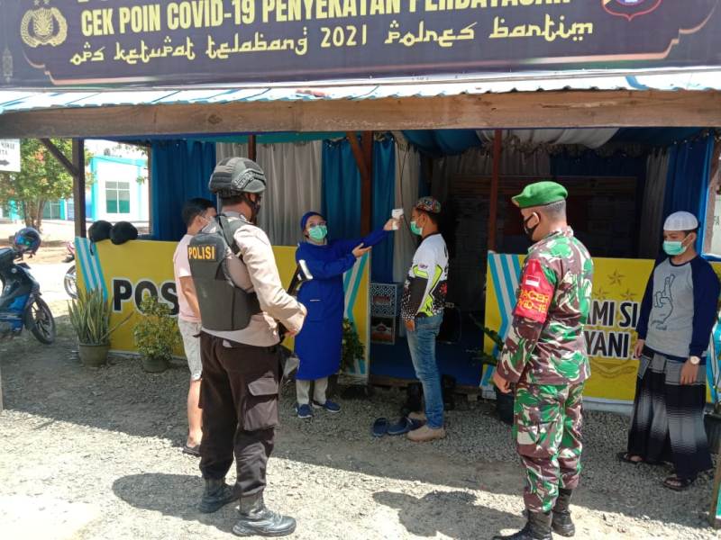 Babinsa Laksanakan Pengamanan di Pos Penyekatan Ampah