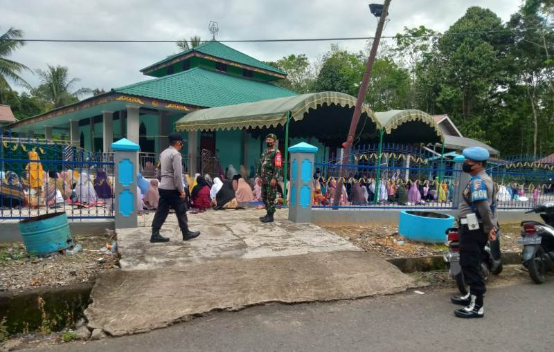 Babinsa Koramil 1012-03/Pasar panas Laksanakan Pengamanan Sholat Ied