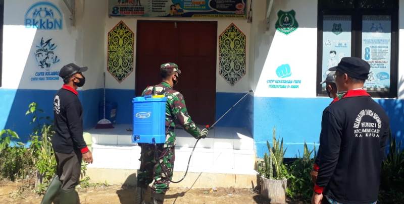 Cegah Covid-19, Babinsa Desa Sidomulyo Semprot Disinfektan di Sejumlah tempat Publik