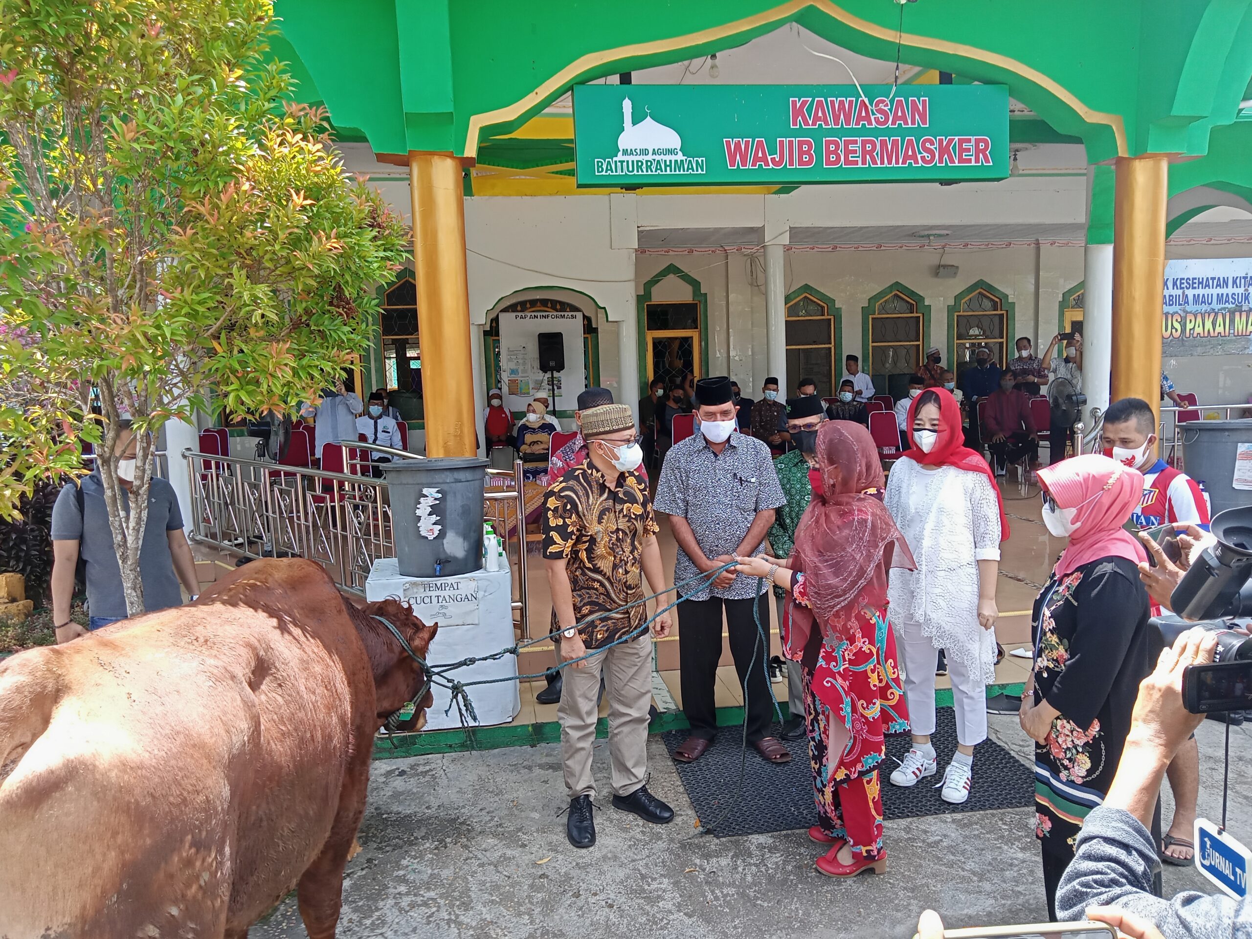 Pemprov Kalteng serahkan 24 ekor hewan qurban ke Barito Selatan