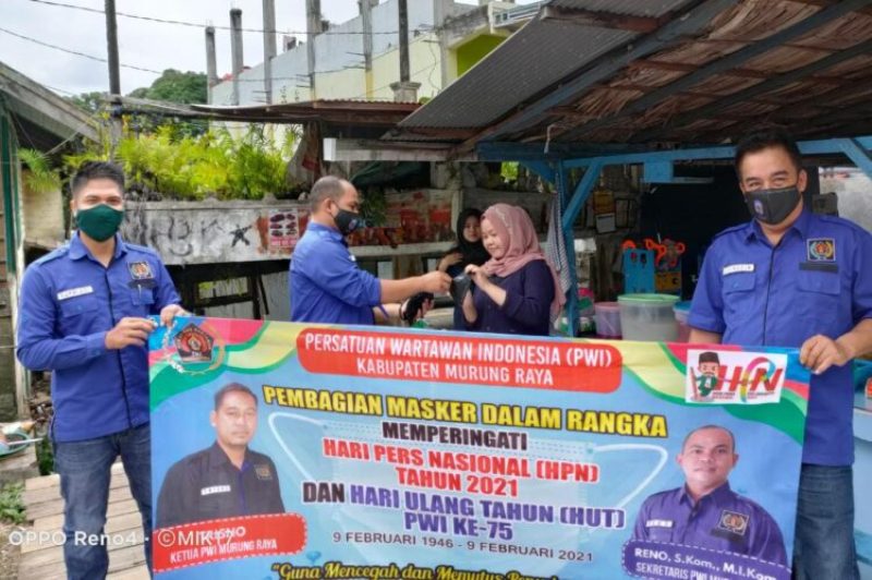 Pembagian Masker Menjadi Rangkaian Diperingatan HPN di Murung Raya