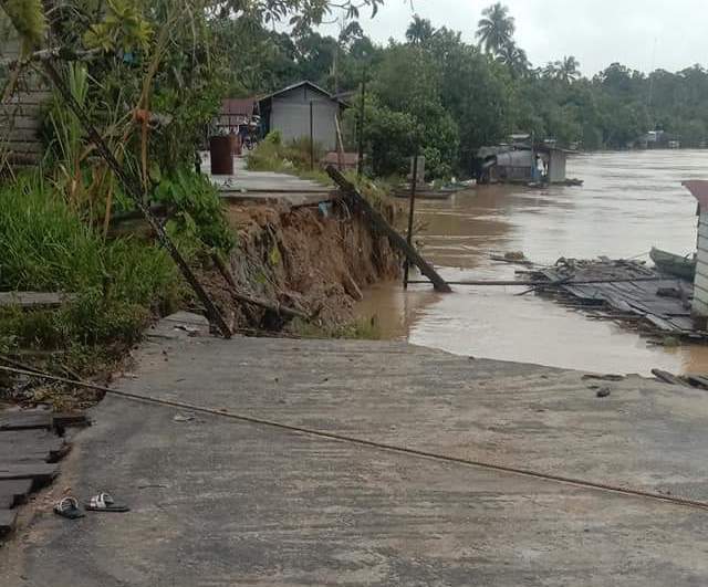 Jalan Induk Desa Tangkahen Longsor Akibat Banjir